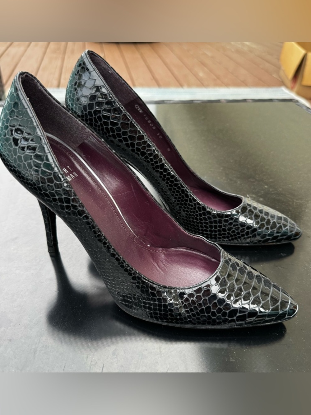 Stuart Weitzman women's black patent leather snake embossed pumps size 10
